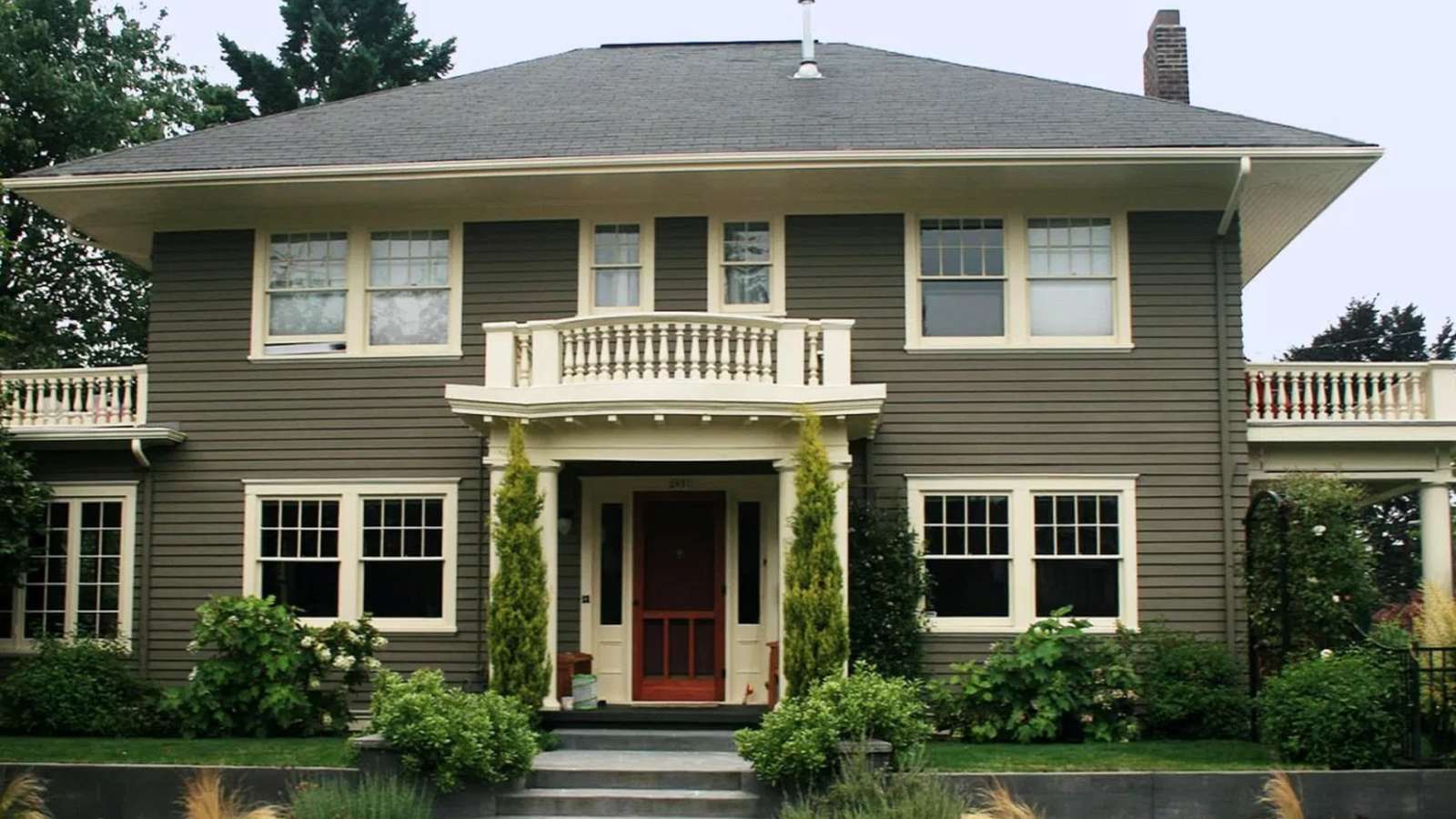 10 Excellent Exterior Color Schemes With Gray Accents