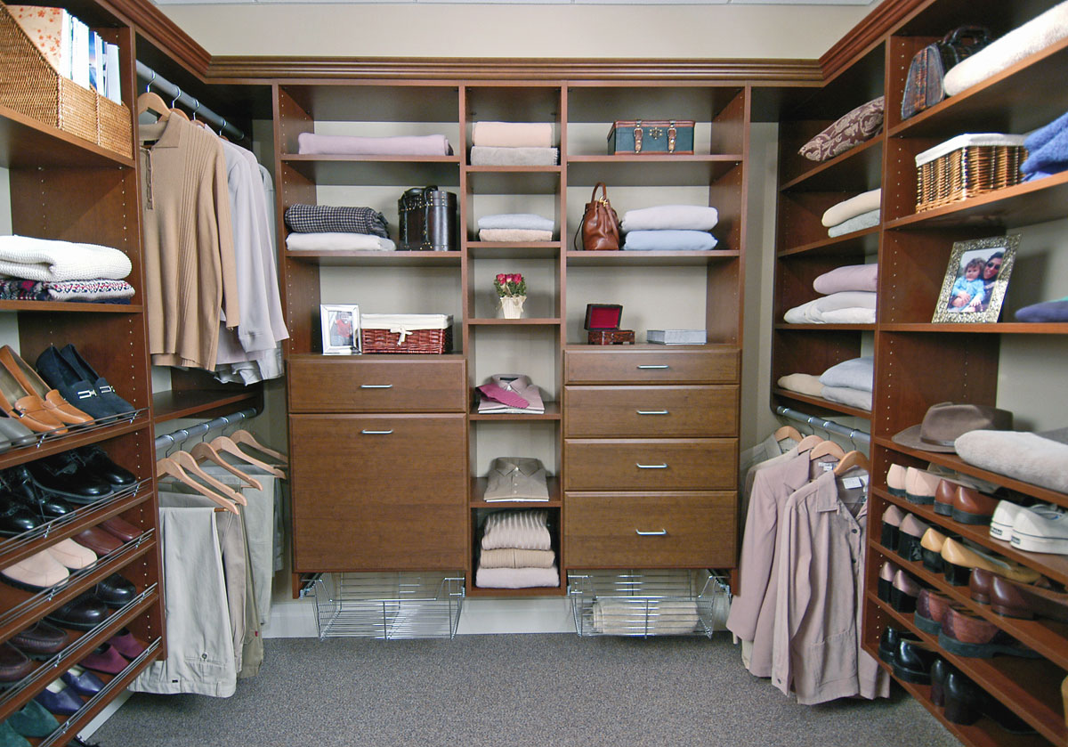 walk in closet shoe storage