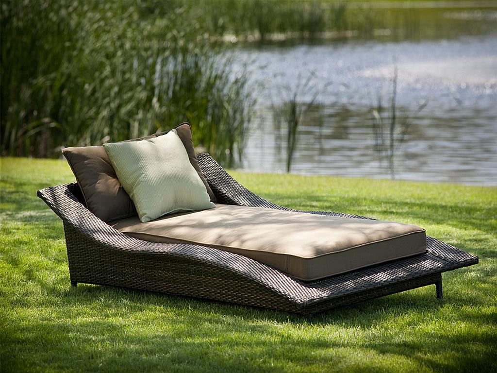 garden chaise lounge