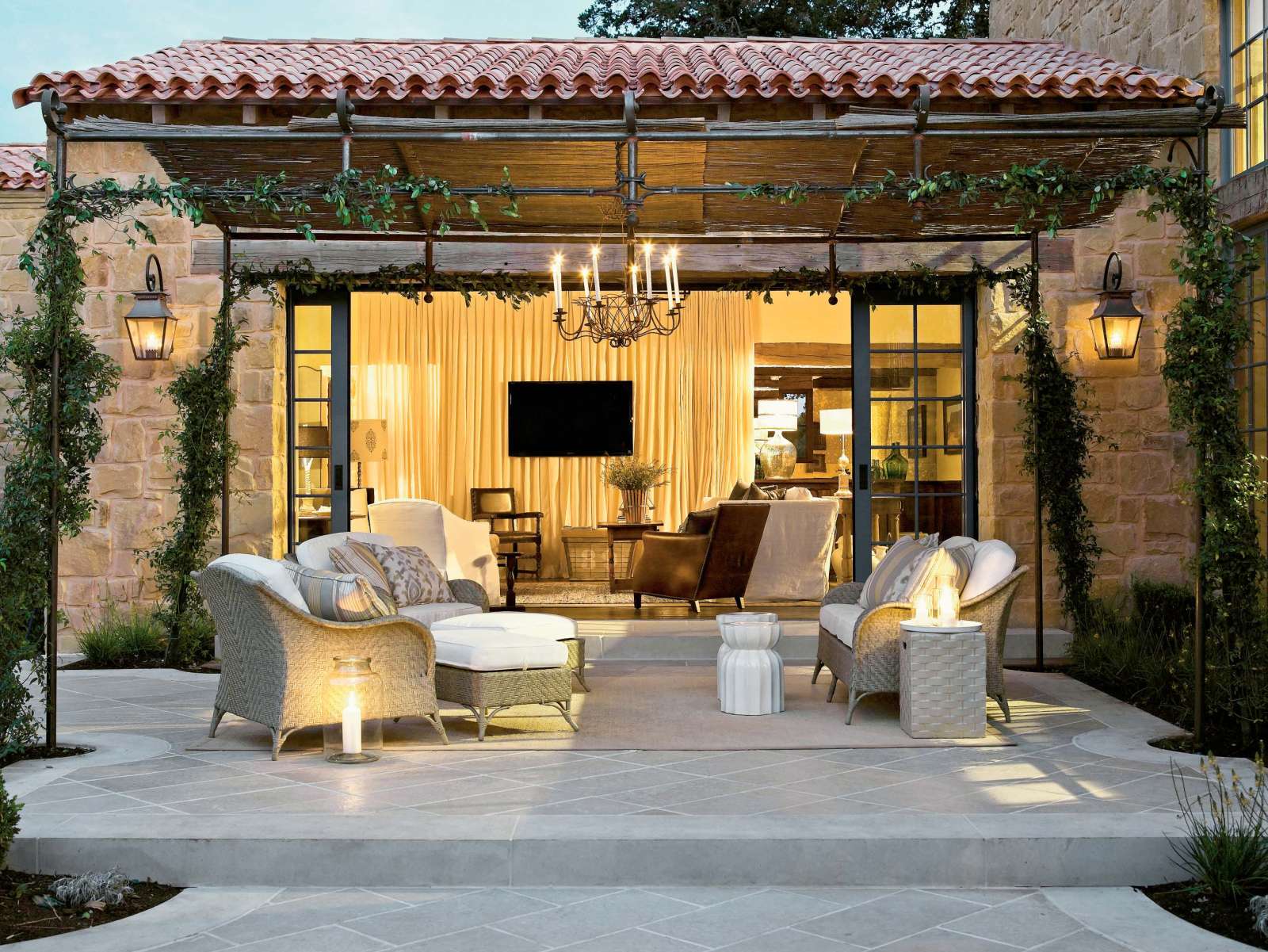 10 Great Outdoor Living Spaces With Water Feature And Greens